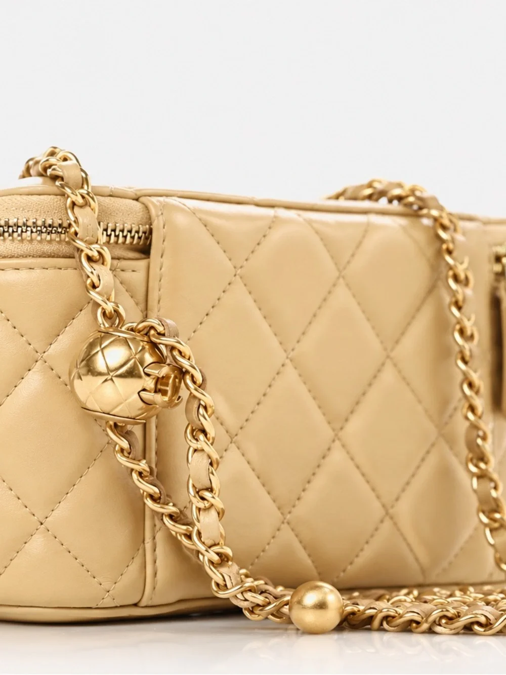 *BRAND NEW* CHANEL Lambskin Quilted Pearl Crush Small Vanity Case w/ Chain Beige